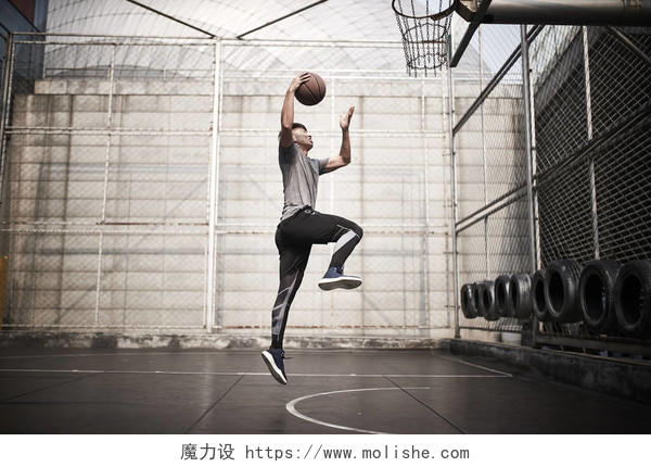 年轻的亚洲男子篮球运动员打篮球